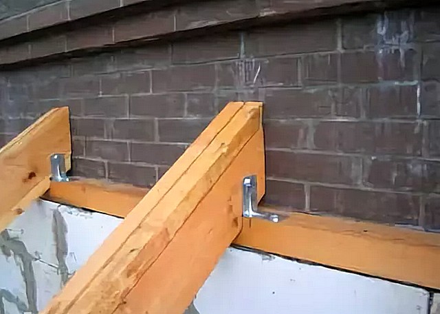 Установка каркаса для крыши к пристройке