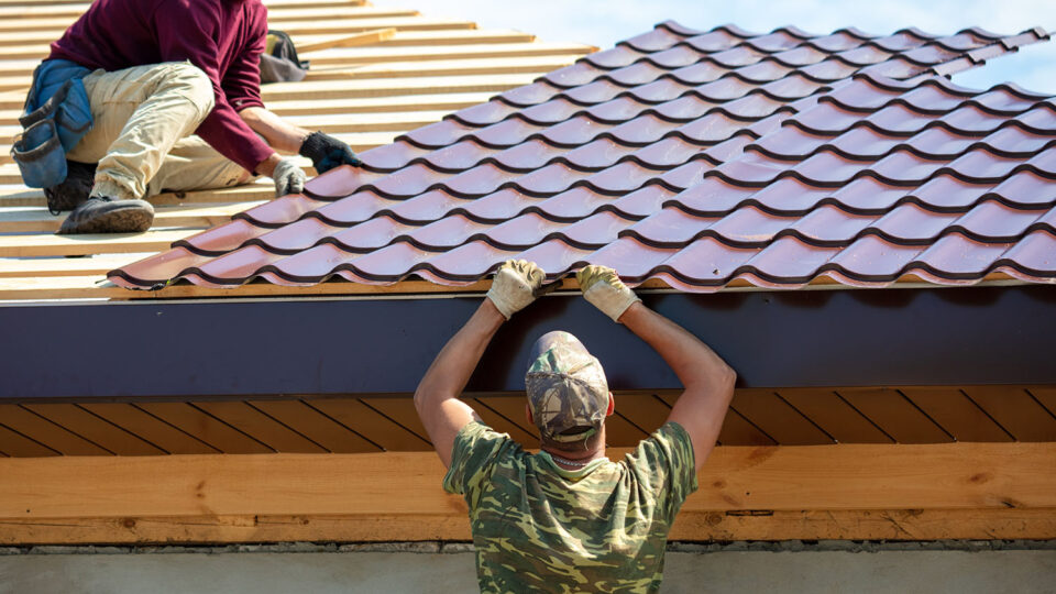 Нарушение герметичности соединений металлической кровли