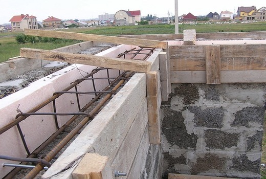 Поддержка армопояса из газобетона